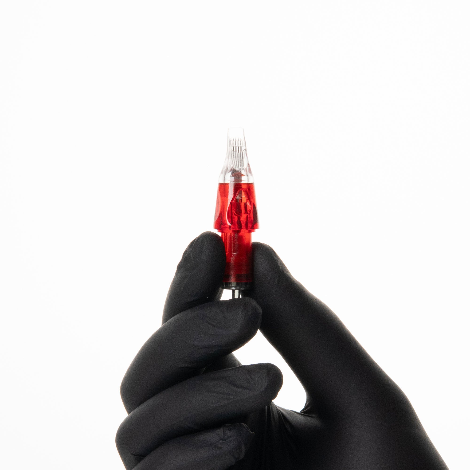 Aguja de tatuaje Tattoox sostenida en una mano