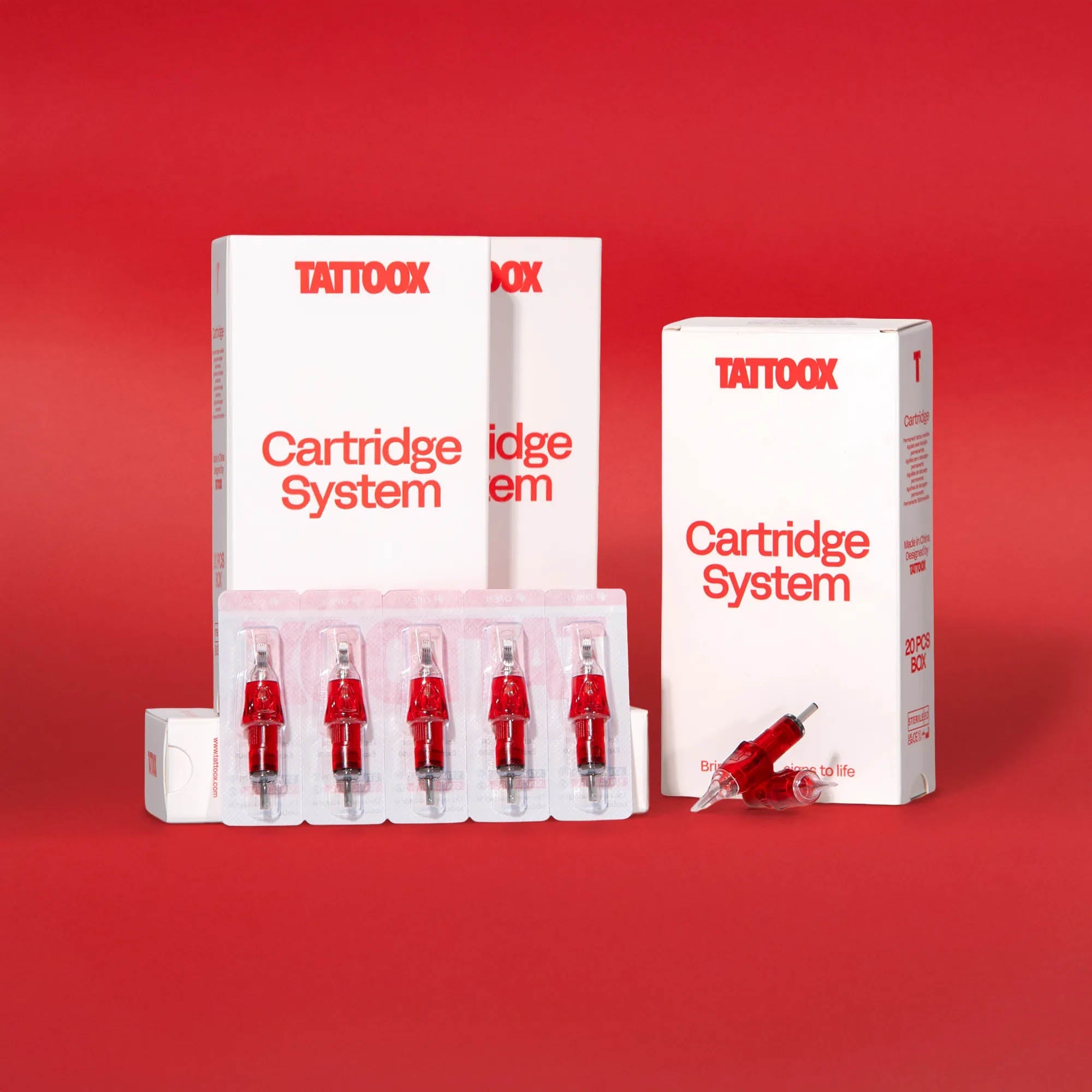 Aguja de tatuaje insertada en máquina de tatuaje