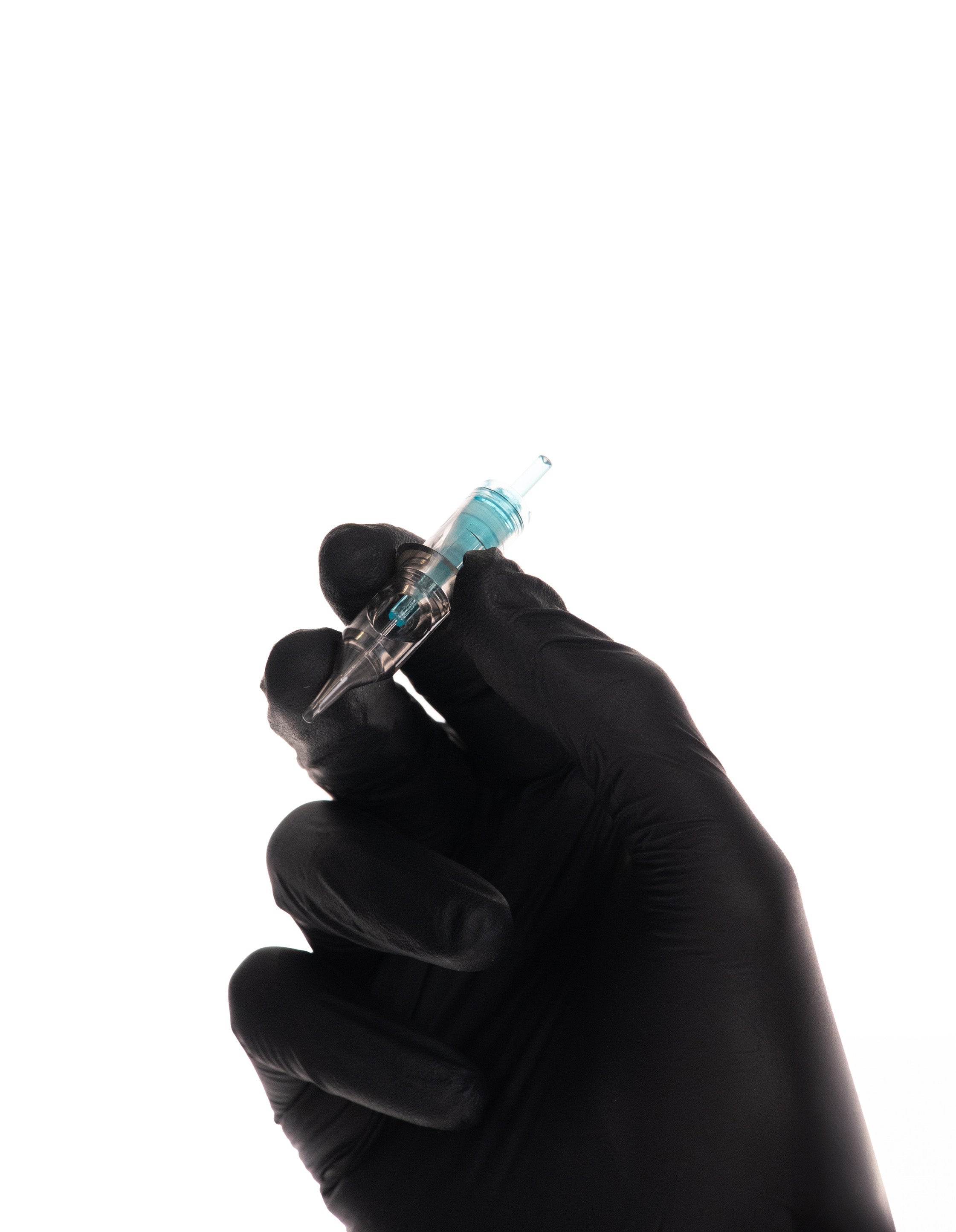 Aguja de tatuaje Stigma sostenida en una mano