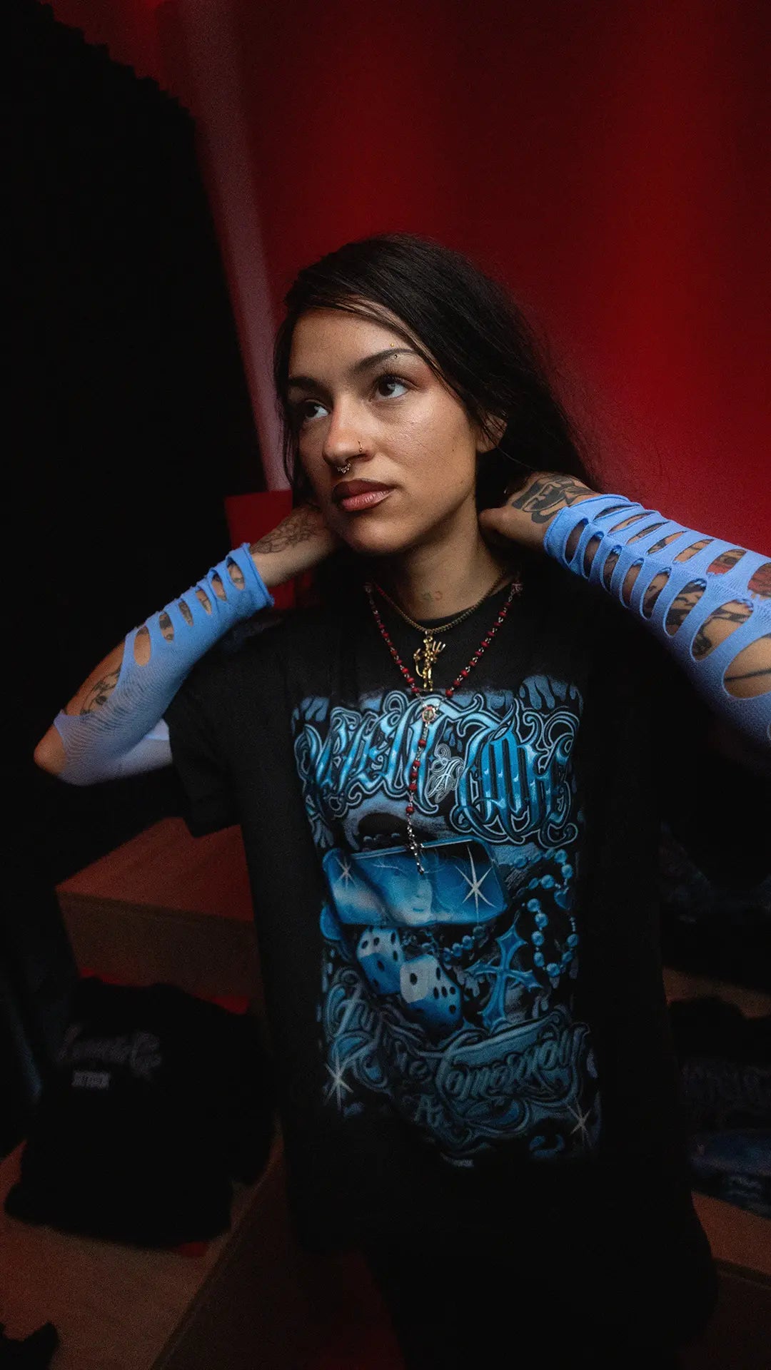 Chica tatuada posando