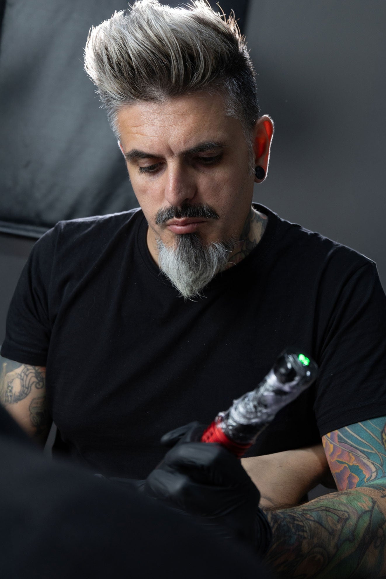 Toni Nova tatuando